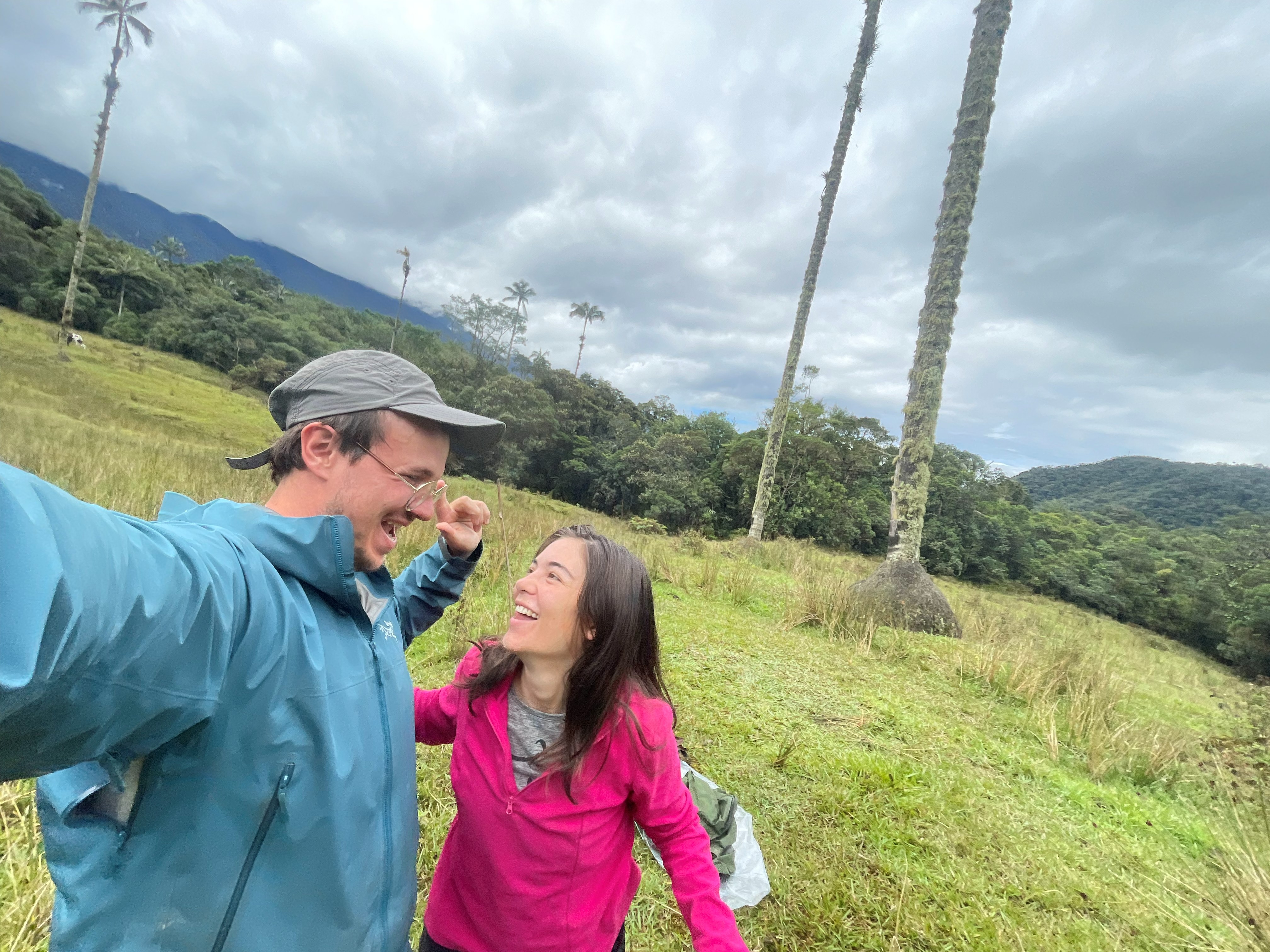 María Emilia y Nicolás riendo en el predio recién adquirido, con palmas de cera al fondo